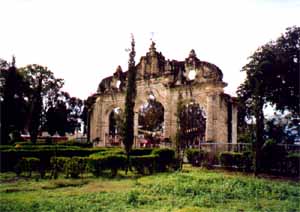 Aufwendig verziertes Eingangsportal einer Kirche in Quecholac